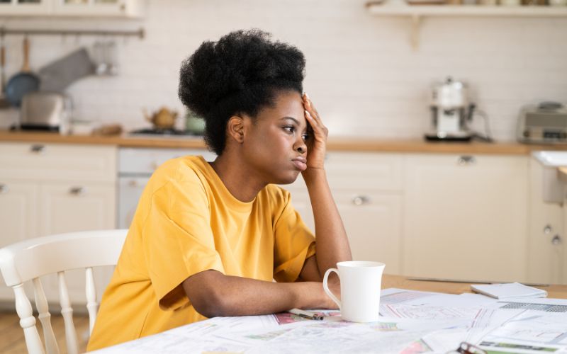 Voorjaarsmoeheid vrouw vermoeid