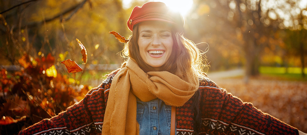 Vrouw geniet van de herfst.